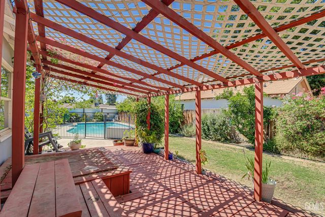 2704 Alturas Drive, Bakersfield, CA 93305
