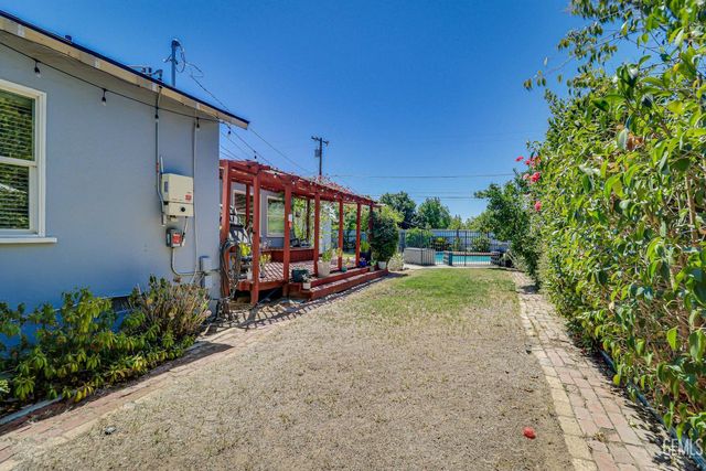 2704 Alturas Drive, Bakersfield, CA 93305