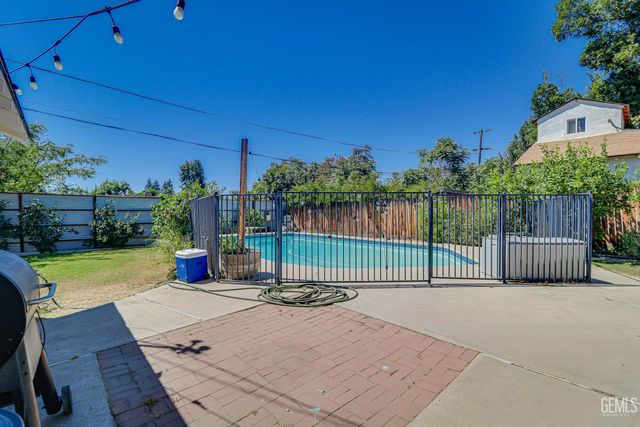 2704 Alturas Drive, Bakersfield, CA 93305