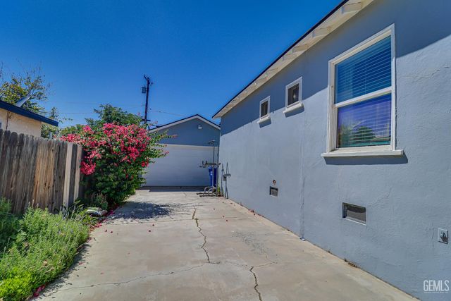 2704 Alturas Drive, Bakersfield, CA 93305