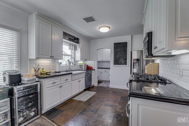 2704 Alturas Drive, Bakersfield, CA 93305