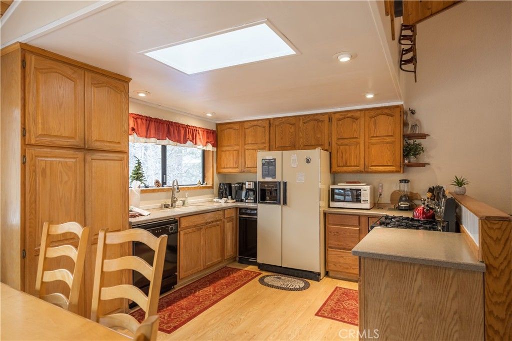 Image 10 of property listing at 42324 Paramount, Big Bear Lake, CA 92315