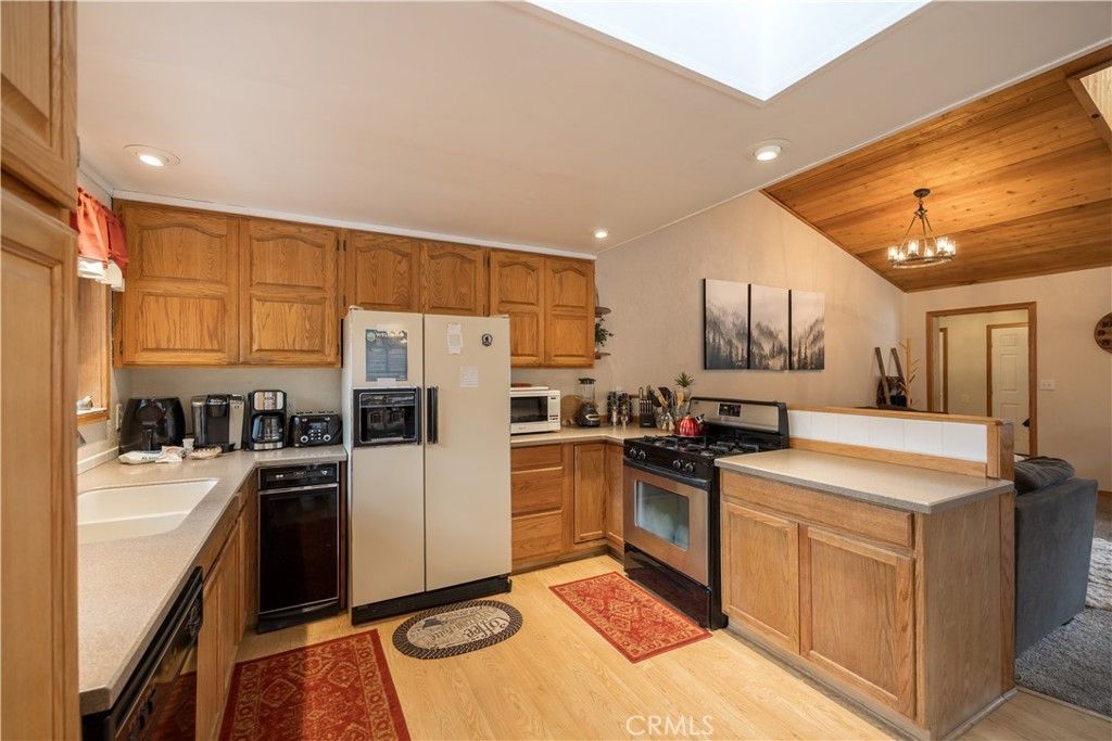 Image 13 of property listing at 42324 Paramount, Big Bear Lake, CA 92315