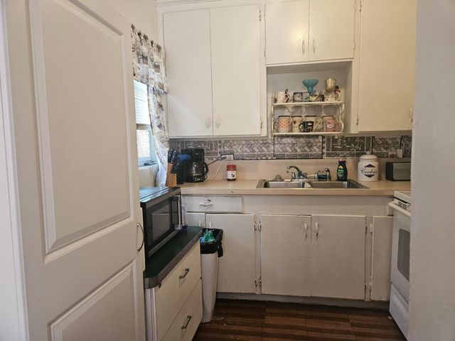 318 N Lakeside Court, West Palm Beach, FL 33407