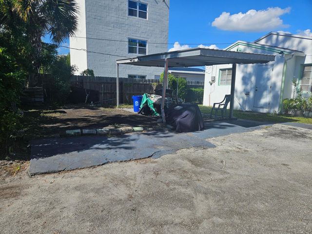 318 N Lakeside Court, West Palm Beach, FL 33407