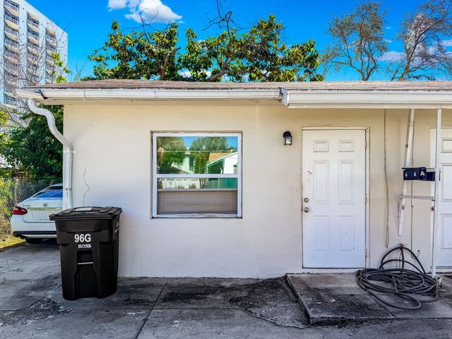 318 N Lakeside Court, West Palm Beach, FL 33407