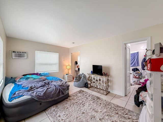 318 N Lakeside Court, West Palm Beach, FL 33407