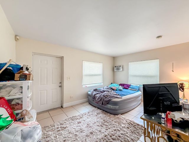 318 N Lakeside Court, West Palm Beach, FL 33407
