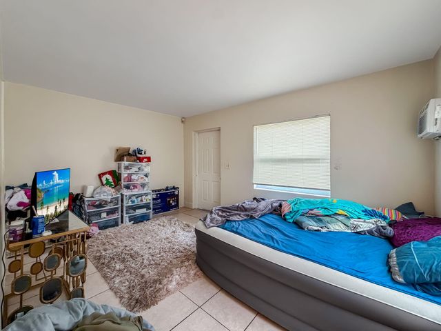 318 N Lakeside Court, West Palm Beach, FL 33407