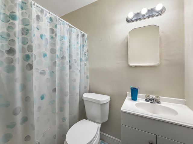 318 N Lakeside Court, West Palm Beach, FL 33407