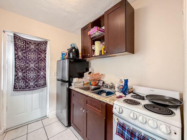 318 N Lakeside Court, West Palm Beach, FL 33407