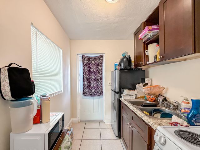 318 N Lakeside Court, West Palm Beach, FL 33407