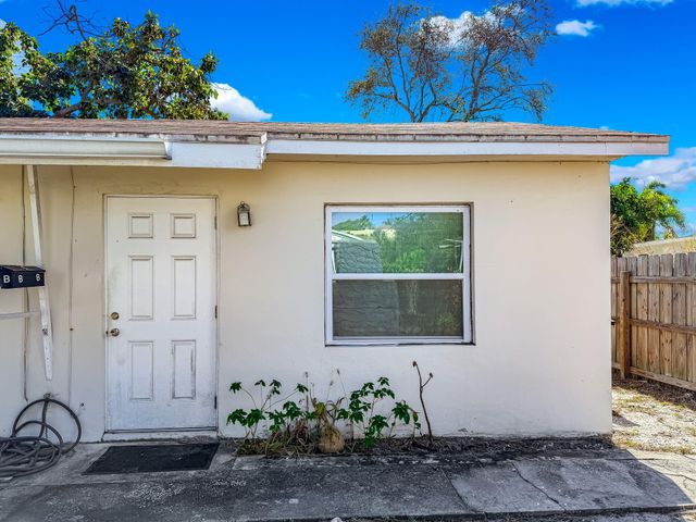 318 N Lakeside Court, West Palm Beach, FL 33407