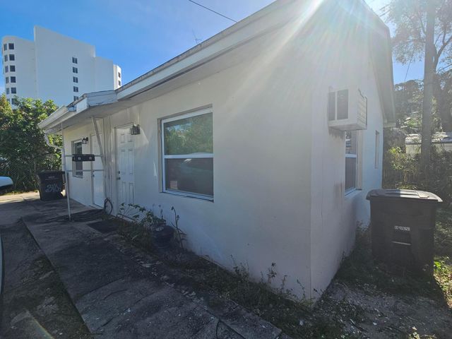 318 N Lakeside Court, West Palm Beach, FL 33407