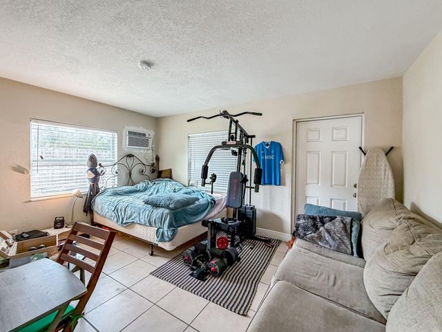 318 N Lakeside Court, West Palm Beach, FL 33407