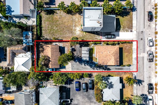 318 N Lakeside Court, West Palm Beach, FL 33407