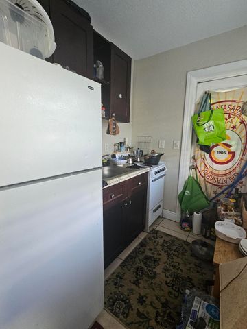 318 N Lakeside Court, West Palm Beach, FL 33407
