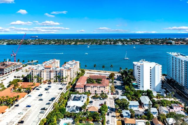 318 N Lakeside Court, West Palm Beach, FL 33407
