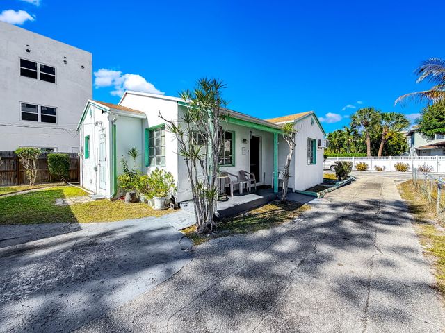 318 N Lakeside Court, West Palm Beach, FL 33407