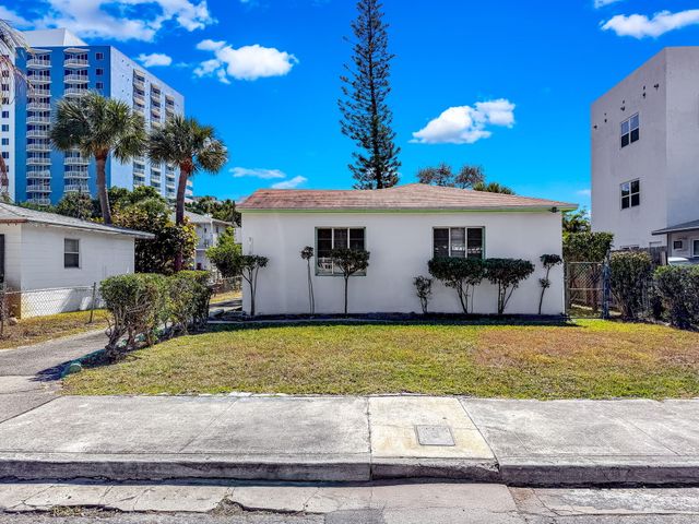 318 N Lakeside Court, West Palm Beach, FL 33407
