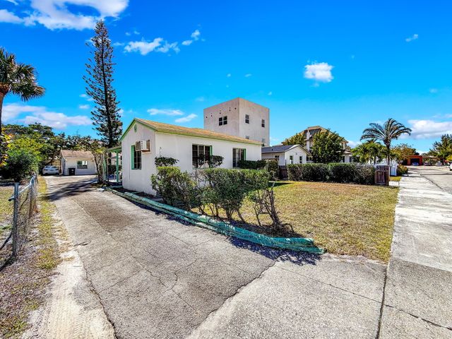 318 N Lakeside Court, West Palm Beach, FL 33407