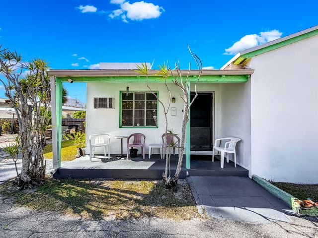 318 N Lakeside Court, West Palm Beach, FL 33407