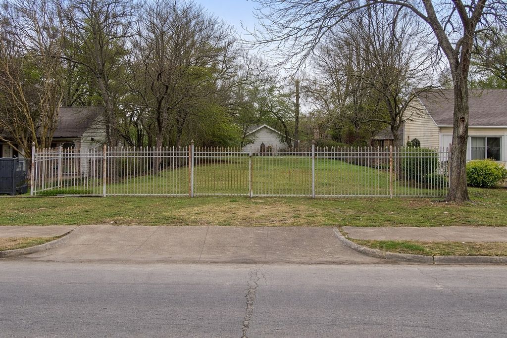 2833 W Clarendon Drive, Dallas, TX 75211