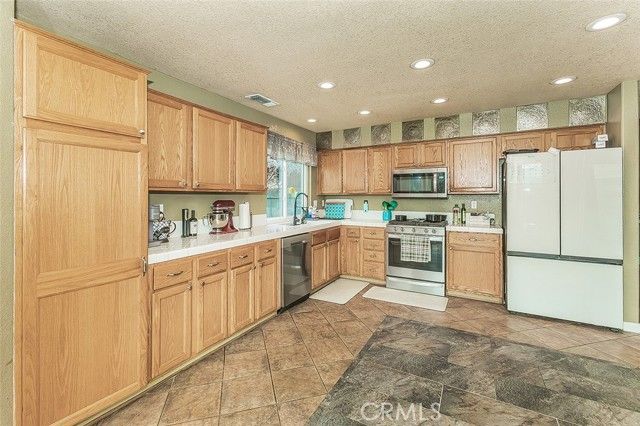 671 Cambria Lane, Lemoore, CA 93245