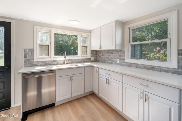 29 Massachusetts Avenue, East Greenbush, NY 12144