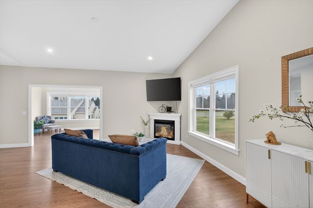 10 Logans Run 10, Millbury, MA 01527