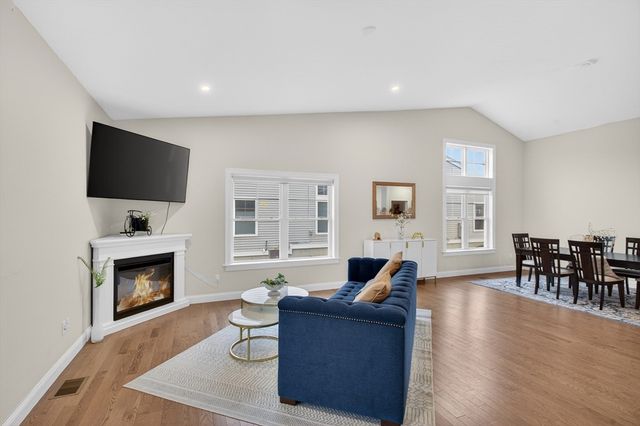 10 Logans Run 10, Millbury, MA 01527