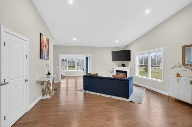 10 Logans Run 10, Millbury, MA 01527