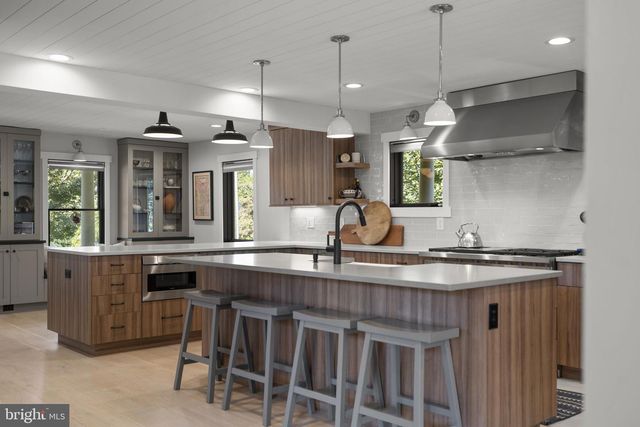 140 S 29TH ST, Purcellville, VA 20132