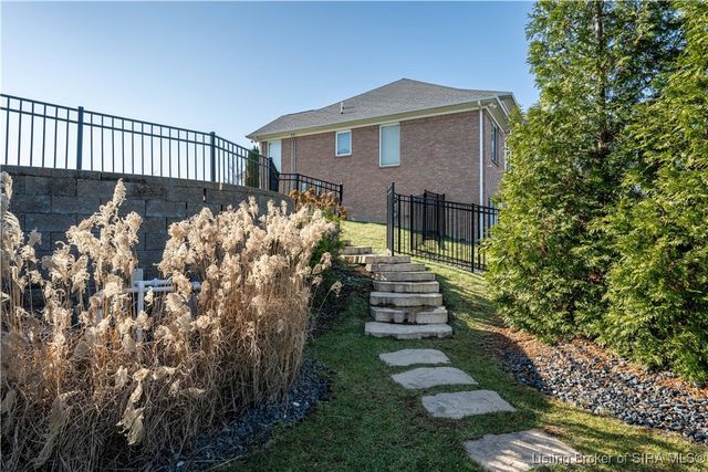 4024 Glenwood Way, Sellersburg, IN 47172