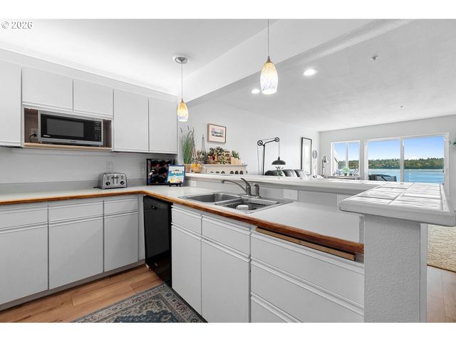 303 N HAYDEN BAY Dr, Portland, OR 97217