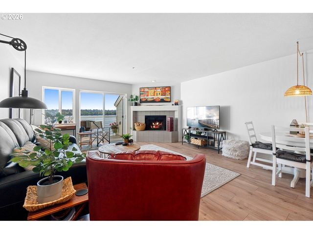 303 N HAYDEN BAY Dr, Portland, OR 97217