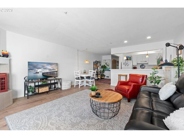 303 N HAYDEN BAY Dr, Portland, OR 97217