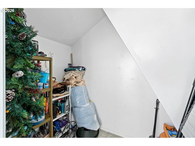 303 N HAYDEN BAY Dr, Portland, OR 97217
