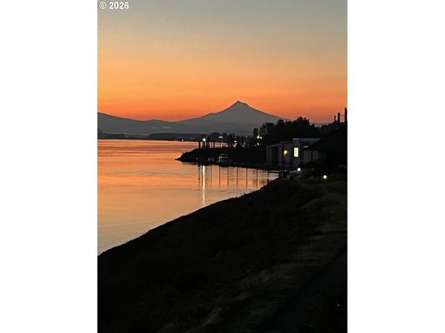 303 N HAYDEN BAY Dr, Portland, OR 97217