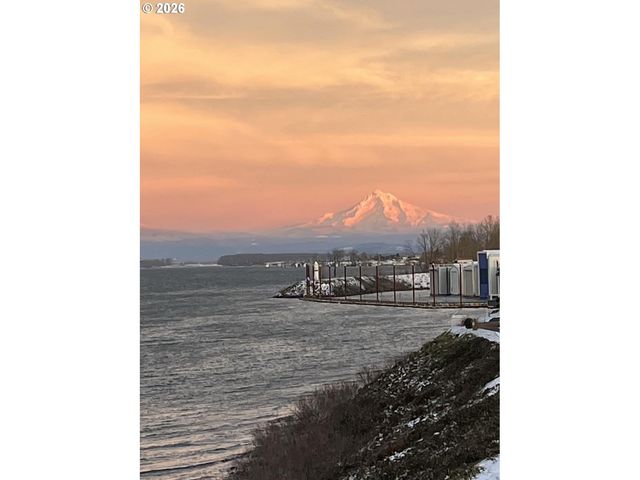 303 N HAYDEN BAY Dr, Portland, OR 97217