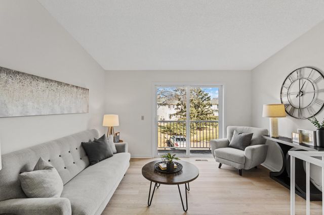 975 Pondview Court, Vadnais Heights, MN 55127