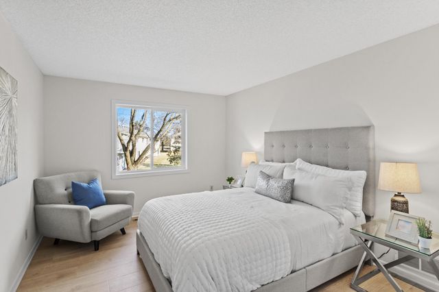 975 Pondview Court, Vadnais Heights, MN 55127