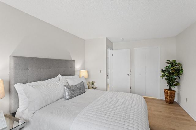 975 Pondview Court, Vadnais Heights, MN 55127