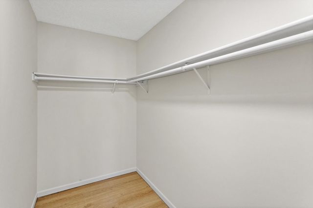 975 Pondview Court, Vadnais Heights, MN 55127