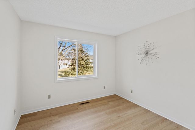 975 Pondview Court, Vadnais Heights, MN 55127