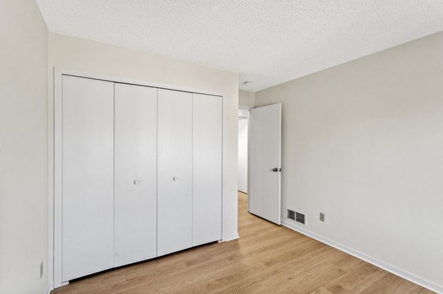 975 Pondview Court, Vadnais Heights, MN 55127