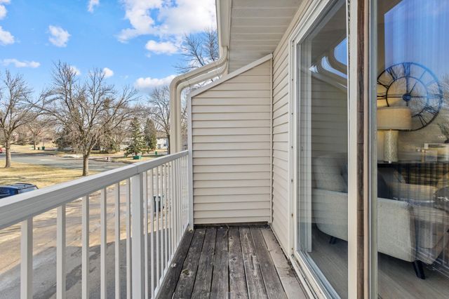 975 Pondview Court, Vadnais Heights, MN 55127