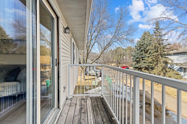 975 Pondview Court, Vadnais Heights, MN 55127