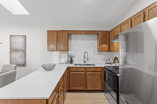 975 Pondview Court, Vadnais Heights, MN 55127