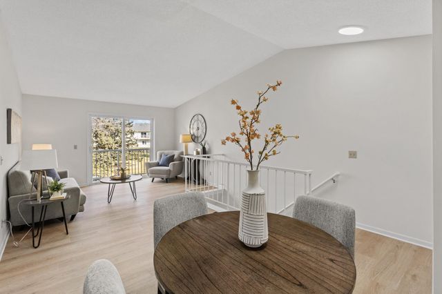 975 Pondview Court, Vadnais Heights, MN 55127